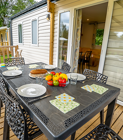 Vue aérienne des locations mobil-homes en région Bourgogne-Franche-Comté, au camping les Ballastières 