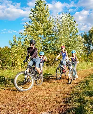 In der Umgebung des Campingplatzes Les Ballastières in der Haute-Saône werden Ihnen Mountainbike-Schleifen und -Routen angeboten