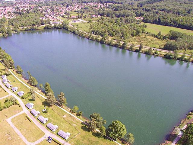 Luftaufnahme des Wassersees und des Campingplatzes Les Ballastières in den Südvogesen