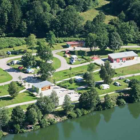 Luftaufnahme des Campingplatzes Les Ballastières in den Südvogesen, am Wasser gelegen