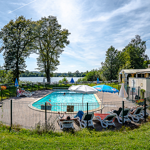 Luchtfoto van camping Ballastières in de zuidelijke Vogezen, aan het water