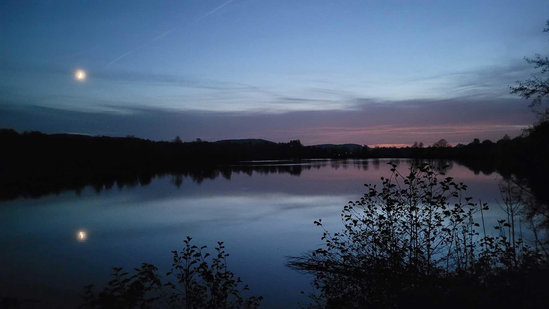 Het meer van Ballastières in de Haute-Saône bij avondlicht