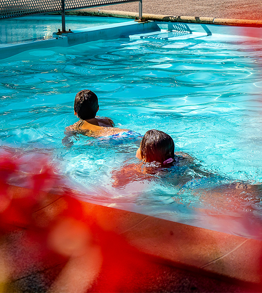 Blick auf den Pool des Campingplatzes Les Ballastières in der Haute-Saône