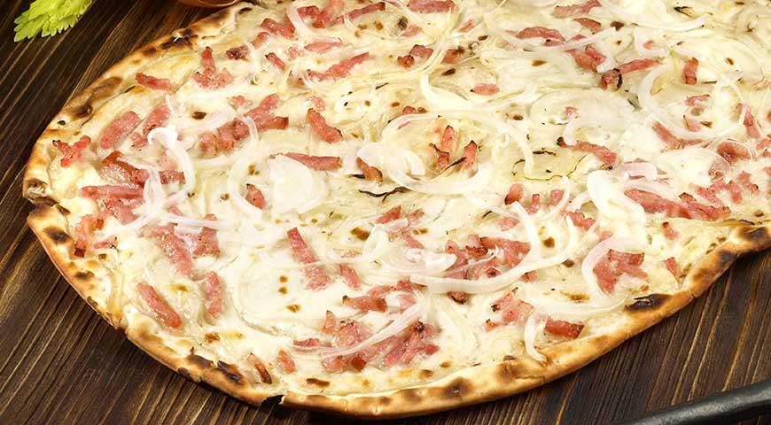Tarte flambée to be enjoyed at the waterside bar-restaurant Le Titan, at the Campsite Les Ballastières in Champagney