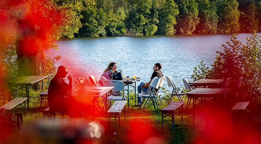 Tarte flambée in bar-restaurant Le Titan aan het water, op de Camping Les Ballastières in Champagney