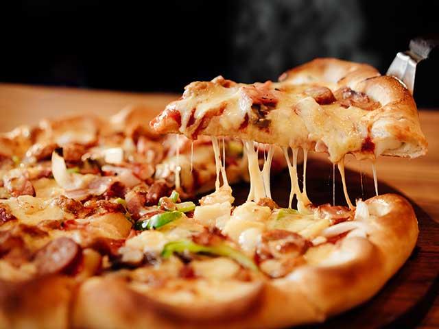 Pizza proposée à la dégustation au bar-restaurant au bord de l'eau le Titan, du camping les Ballastières, en Bourgogne-Franche-Comté