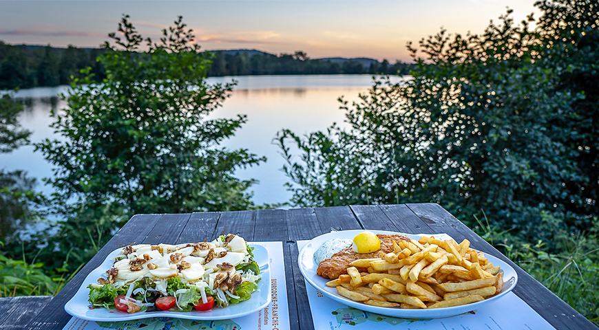 Pizza offered for tasting at the Titan bar-restaurant at the Campsite Les Ballastières in Burgundy-Franche-Comté