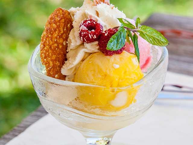 The waterfront bar-restaurant Le Titan, at the Campsite Les Ballastières, offers ice creams for you to enjoy