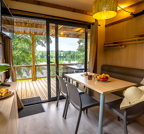 Het interieur van de cottage 25 m² 2 slaapkamers, te huur op de Camping les Ballastières