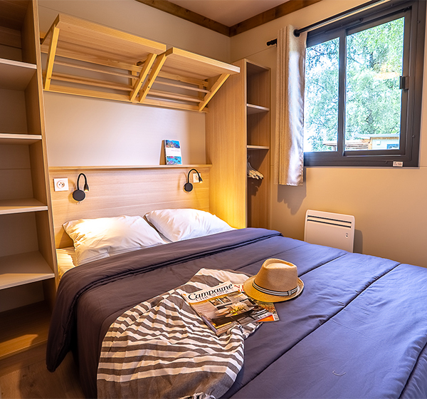 Das Zimmer mit 2 getrennten Betten im Chalet Cottage 25 m² 2 Zimmer, zu mieten auf dem Campingplatz Les Ballastières in den Südvogesen