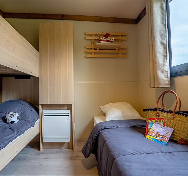 De kamer van het huisje chalet 25 m² 2 slaapkamers, te huur op de Camping Les Ballastières in Bourgondië-Franche-Comté