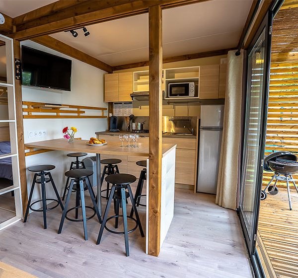 Het interieur van het huisje 35 m² 3 slaapkamers met terras, keuken en woonkamer uitgerust, te huur op de Camping les Ballastières