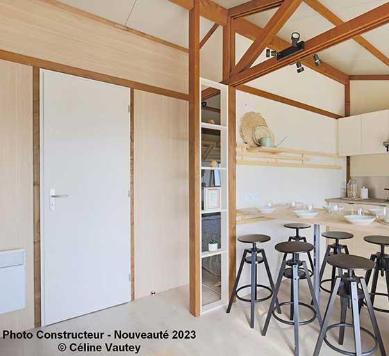 The fully equipped kitchen of the 35 m² 3-bedroom chalet cottage, for rent at the Campsite Les Ballastières in Haute-Saône