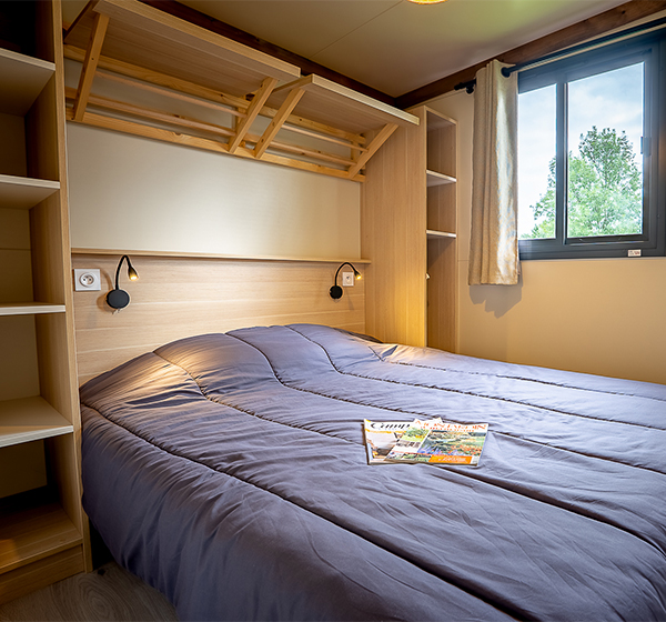 Die ausgestattete Küche des Chalets Cottage 35 m² 3 Zimmer, zu mieten auf dem Campingplatz Les Ballastières in der Haute-Saône