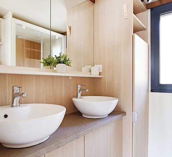 The bathroom of the 35 m² 3-bedroom cottage, rented at the Campsite Les Ballastières in the Southern Vosges