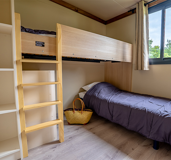 The bathroom of the 35 m² 3-bedroom cottage, rented at the Campsite Les Ballastières in the Southern Vosges