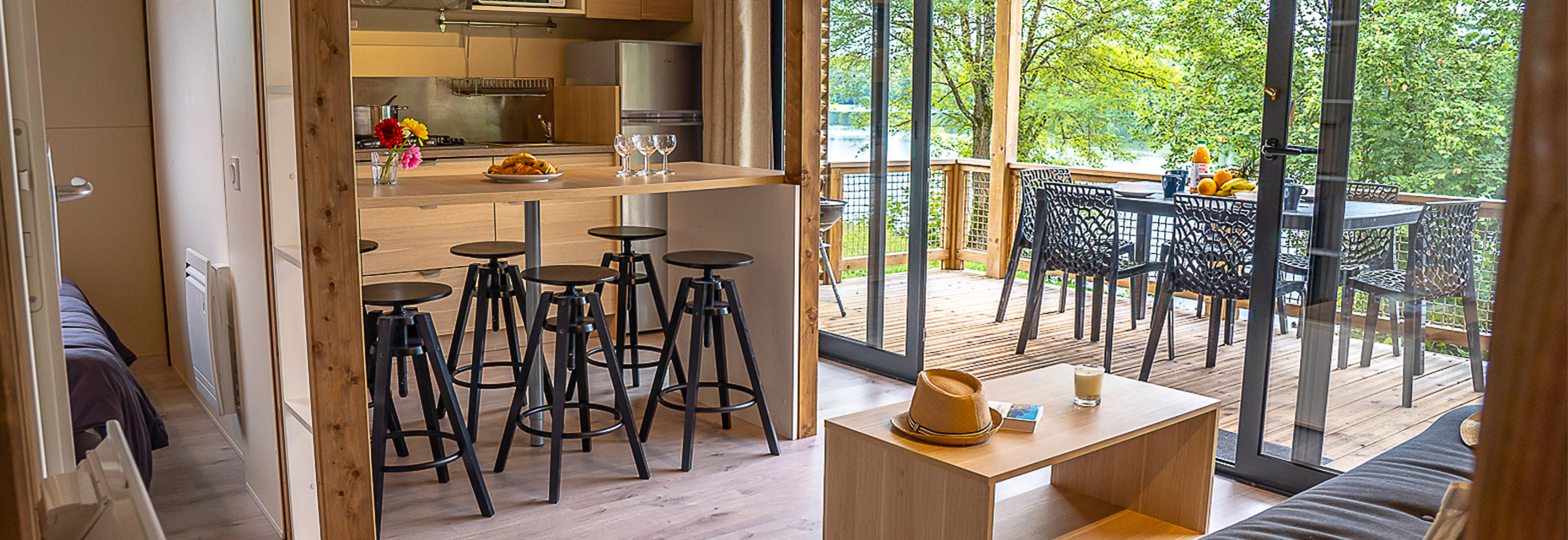 Im Herzen einer grünen Naturlandschaft liegt das Chalet Cottage 25 m² 2 Zimmer, das Sie auf dem Campingplatz Les Ballastières in den Südvogesen mieten können