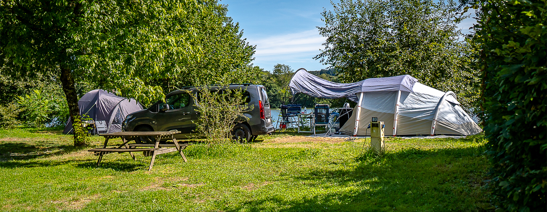 Les emplacements de camping en Haute-Saône au bord de l’eau, en face de la plage de la base de loisirs