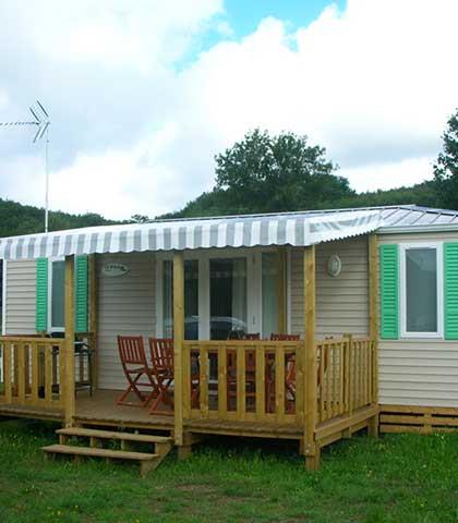 Outside view of the classic 2-bedroom mobile home, rented at the Campsite Les Ballastières in the Southern Vosges