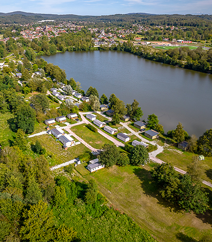 Outside view of the classic 2-bedroom mobile home, rented at the Campsite Les Ballastières in the Southern Vosges