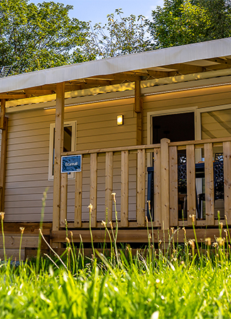 Buitenaanzicht van de stacaravan Premium met 2 slaapkamers, gehuurd op de Camping Les Ballastières in Bourgogne-Franche-Comté