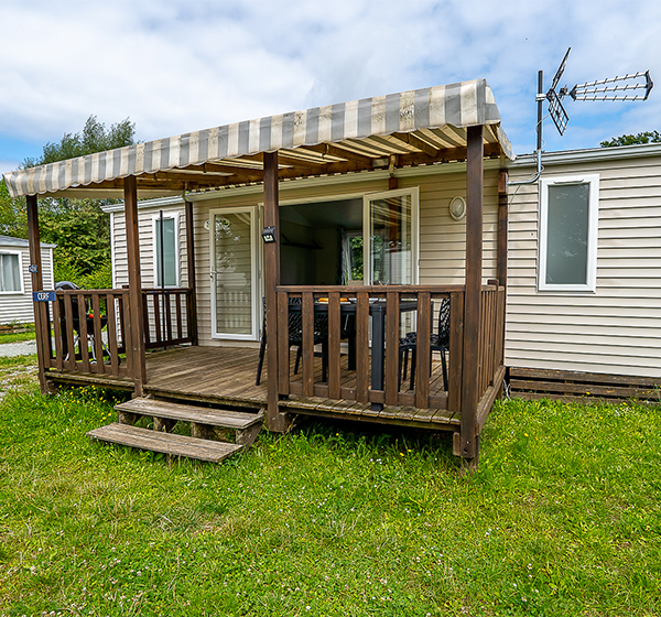 Mobilheim 2 Zimmer Classique mit Außenterrasse, zu mieten auf dem Campingplatz Les Ballastières in der Haute-Saône