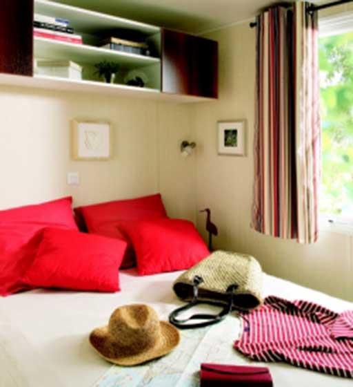 Kamer van de mobil-home Classique met 2 slaapkamers, gehuurd op de camping Les Ballastières in Bourgondië-Franche-Comté
