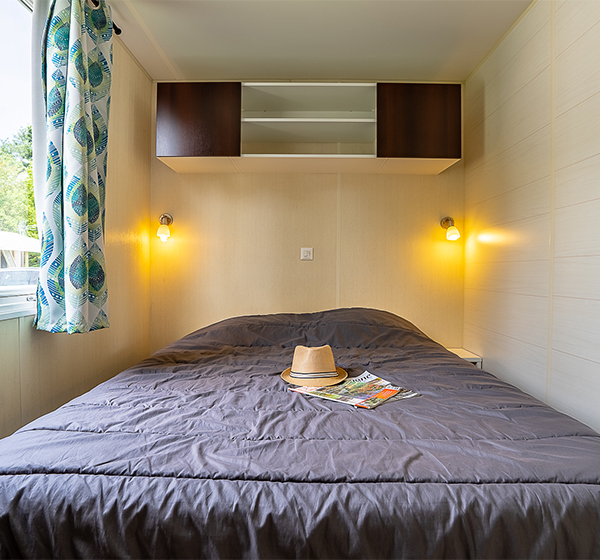 Kamer van de mobil-home Classique met 2 slaapkamers, gehuurd op de camping Les Ballastières in Bourgondië-Franche-Comté