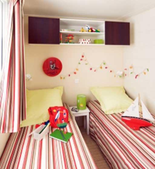 Zimmer mit 2 getrennten Betten im Mobilheim mit 2 Zimmern Classique zur Miete auf dem Campingplatz Les Ballastières in Champagney