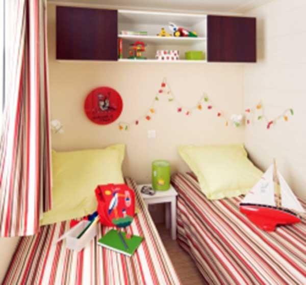 Kamer met 2 aparte bedden in de huurstacaravan Classic met 3 kamers op camping Les Ballastières in Bourgondië-Franche-Comté