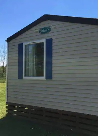 Vue extérieure du mobil-home, 2 chambres PMR 3 personnes, en location au camping les Ballastières en Bourgogne-Franche-Comté