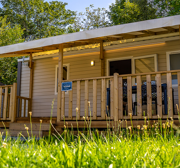 Vue extérieure du mobil-home 2 chambres Premium avec terrasse, en location au camping les Ballastières à Champagney