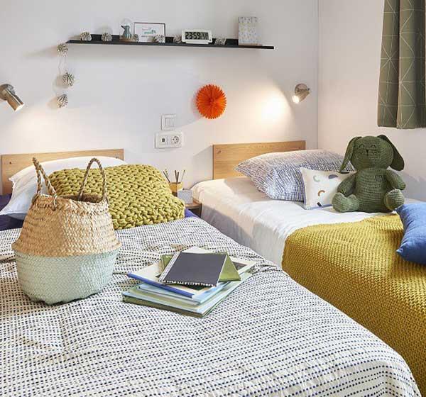 Kamer met 2 aparte bedden in de stacaravan met 2 kamers Premium, gehuurd op Camping les Ballastières in Bourgondië-Franche-Comté