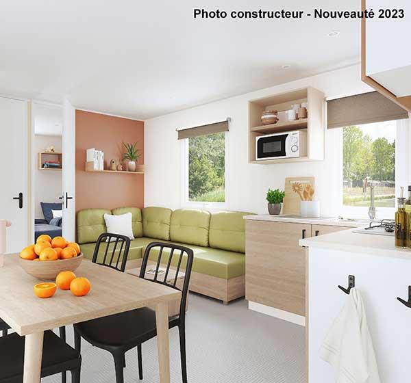 Het interieur van de stacaravan Premium met 3 slaapkamers, volledig ingerichte keuken en woonkamer, te huur op de Camping Les Ballastières in de Haute-Saône