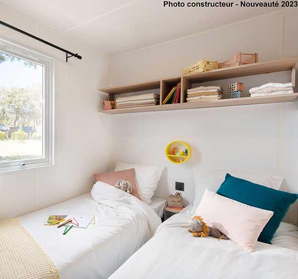 Chambre avec 2 lits séparés du mobil-home 3 chambres Premium, en location au camping les Ballastières en Bourgogne-Franche-Comté