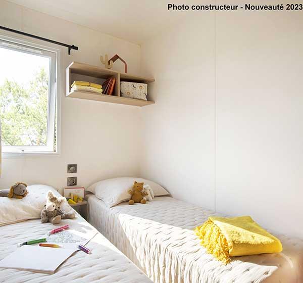 Zimmer mit 2 getrennten Betten im Mobilheim mit 3 Zimmern Premium, zu mieten auf dem Campingplatz Les Ballastières in Champagney