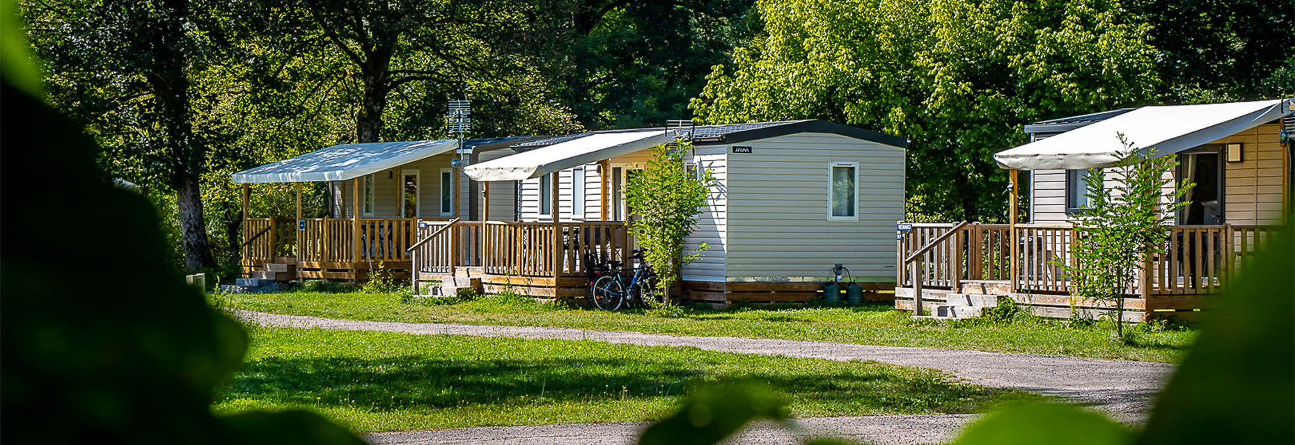 Renting mobile homes by the water, at the Campsite Les Ballastières, in Haute-Saône