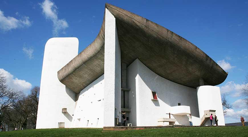 Besuchen Sie die berühmte Le-Corbusier-Kapelle auf einer Wanderung vom Campingplatz Les Ballastières in den Südvogesen aus