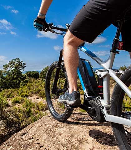 Verleih von elektrisch unterstützten Mountainbikes auf dem Campingplatz Les Ballastières