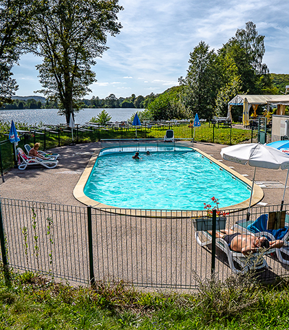 Piscine extérieure du camping les Ballastières