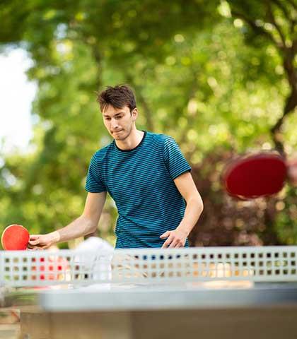 Der Campingplatz Les Ballastières in der Haute-Saône ist mit einer Tischtennisplatte ausgestattet