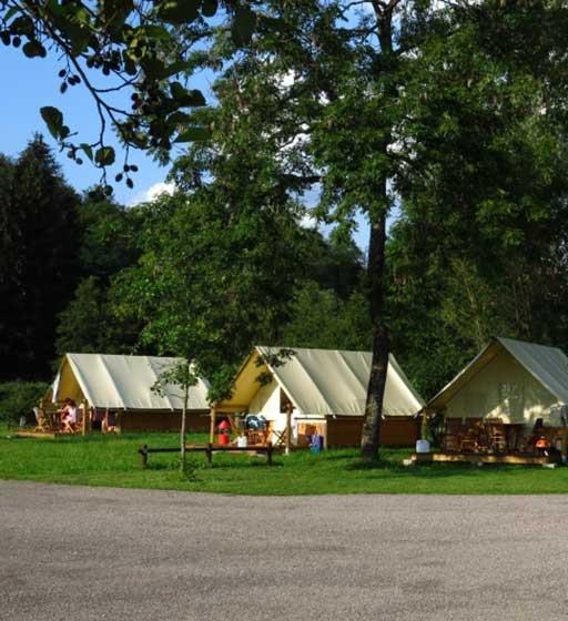 Algemeen zicht op de Canadese ongewone tenten, ongewone accommodatieverhuur op de camping Ballastières in de Haute-Saône