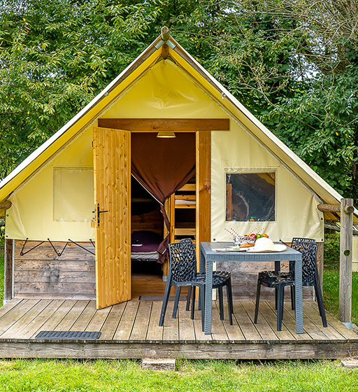 Algemeen zicht op de Canadese ongewone tenten, ongewone accommodatieverhuur op de camping Ballastières in de Haute-Saône