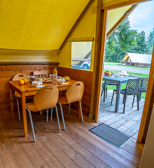 Equipped kitchenette of the Canadian tent, atypical accommodation at the Campsite Les Ballastières in the Southern Vosges