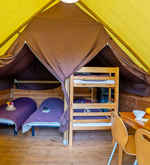 De eetruimte en de kamers van de Canadese tent, een ongewone accommodatie op de camping Ballastières in Bourgondië-Franche-Comté