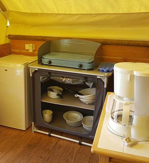 Ingerichte kitchenette van de Canadese tent, verhuur van ongewone accommodatie op de camping Ballastières in Champagney