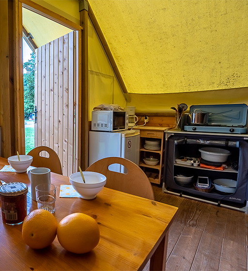 Ausgestattete Küchenzeile des ungewöhnlichen kanadischen Zeltes, Vermietung ungewöhnlicher Unterkünfte auf dem Campingplatz Les Ballastières in Champagney