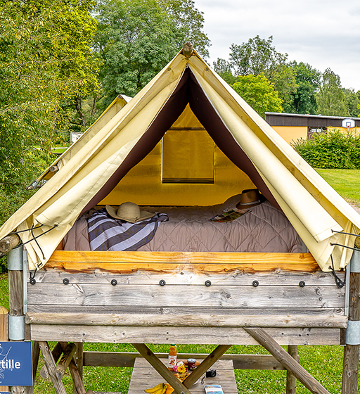 Ungewöhnliches Pfahlbauzelt Biwak, Vermietung ungewöhnlicher Unterkünfte auf dem Campingplatz Les Ballastières in der Haute-Saône