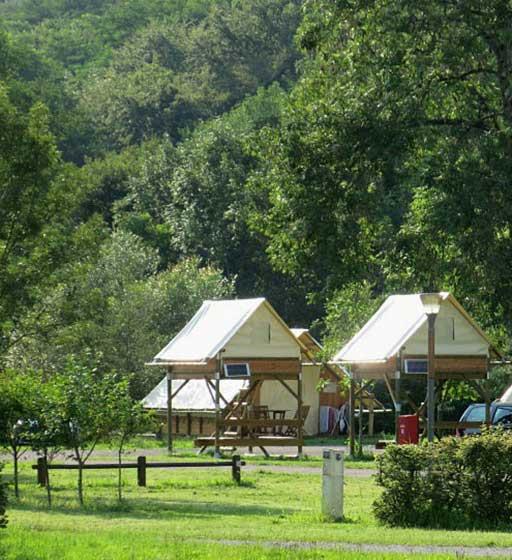 In het hart van een groene natuurlijke omgeving bivakkeren de ongewone tenten op palen in een ongewone accommodatie, op de camping Ballastières in Bourgondië-Franche-Comté