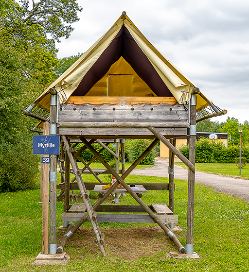 Inmitten einer grünen Naturlandschaft liegen die ungewöhnlichen Pfahlbauzelte Biwak in der Vermietung ungewöhnlicher Unterkünfte auf dem Campingplatz Les Ballastières in Burgund-Franche-Comté